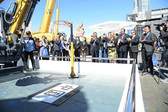 徐工XE35U液壓挖掘機現場揮毫潑墨、投籃表演，成為展場上的“閃亮明星”